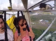 睡醒一觉被追求者绑在椅子上挠脚心了(猫：卧槽，老子一觉睡醒竟然在天上了？？？还好飞行员发现了，救了朕！)